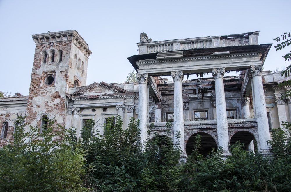Так втрачають скарби: розкішний палац в Ободівці, замість стати туристичним об’єктом Поділля, перетворився на руїну